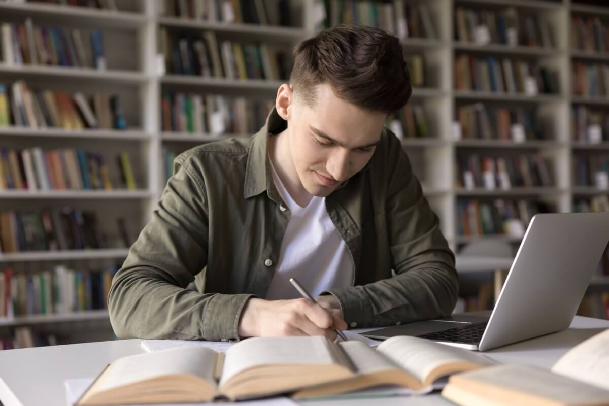 Estudar os temas recorrentes pode ajudar a garantir uma boa nota (Imagem: fizkes | Shutterstock)