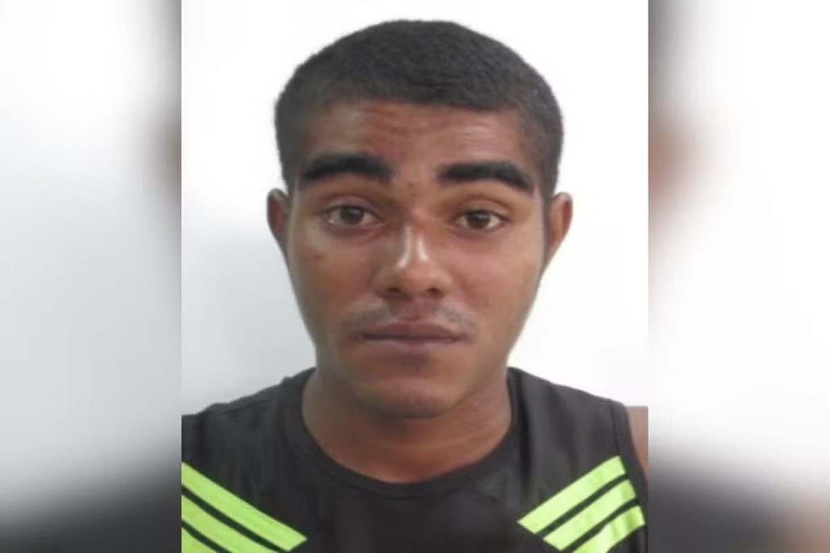 Ele foi encontrado vivo, mas em coma, internado no Hospital de Urgência e Emergência de Rio Branco (HUERB).

