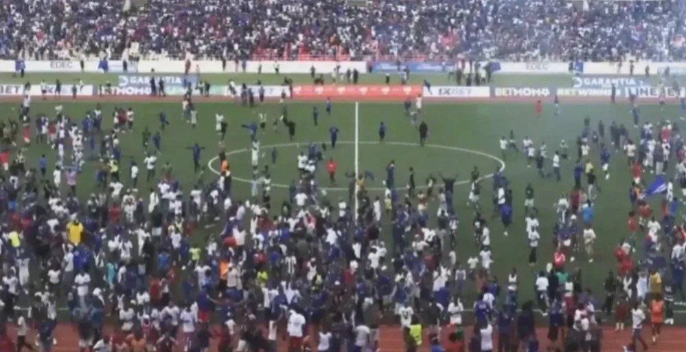Imagem - Perto de inédita Copa do Mundo, torcida invade o campo em Cabo Verde