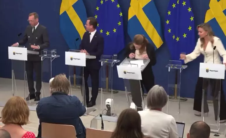 Ministra da Saúde da Suécia desmaia em coletiva após assumir cargo
