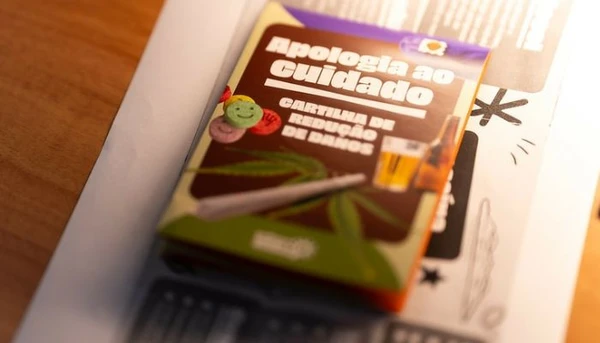 Vereadores criticam cartilha que ensina a usar vários tipos de drogas; assista