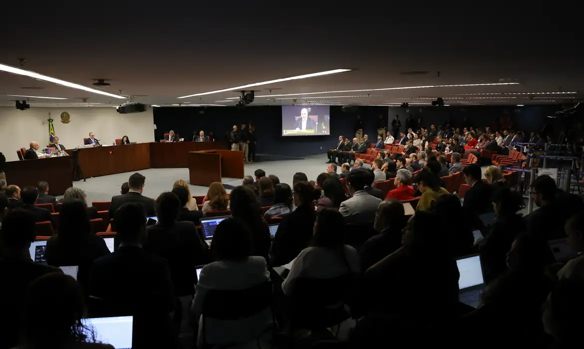 (Corte Brasileira em julgamento no Supremo Tribunal Federal)