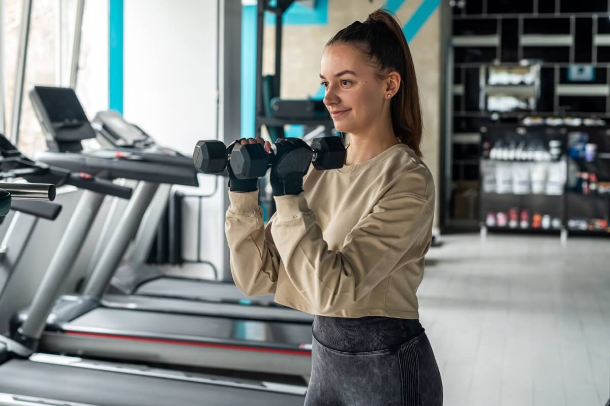 Busca por aulas de musculação registra aumento expressivo entre as mulheres (Imagem: RomanR | Shutterstock)