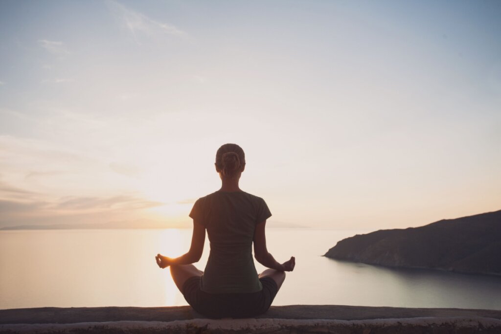 Momentos de pausa e o contato com a natureza podem ser uma estratégia complementar no cuidado com a saúde mental (Imagem: Kite_rin | Shutterstock)