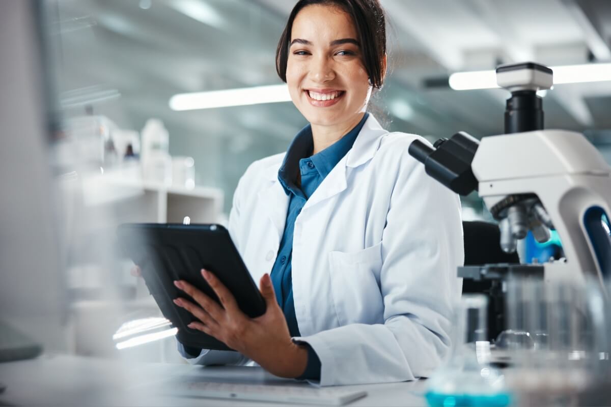 Novas profissões unem ciência, dados e tecnologia para transformar o futuro da medicina (Imagem: PeopleImages | Shutterstock)