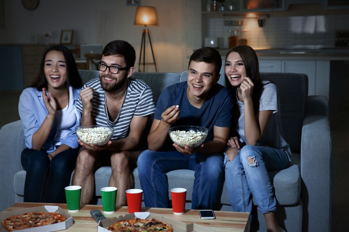 Séries baseadas em videogames despertam a curiosidade dos jovens sobre programação e ajudam a praticar idiomas (Imagem: Africa Studio | Shutterstock)