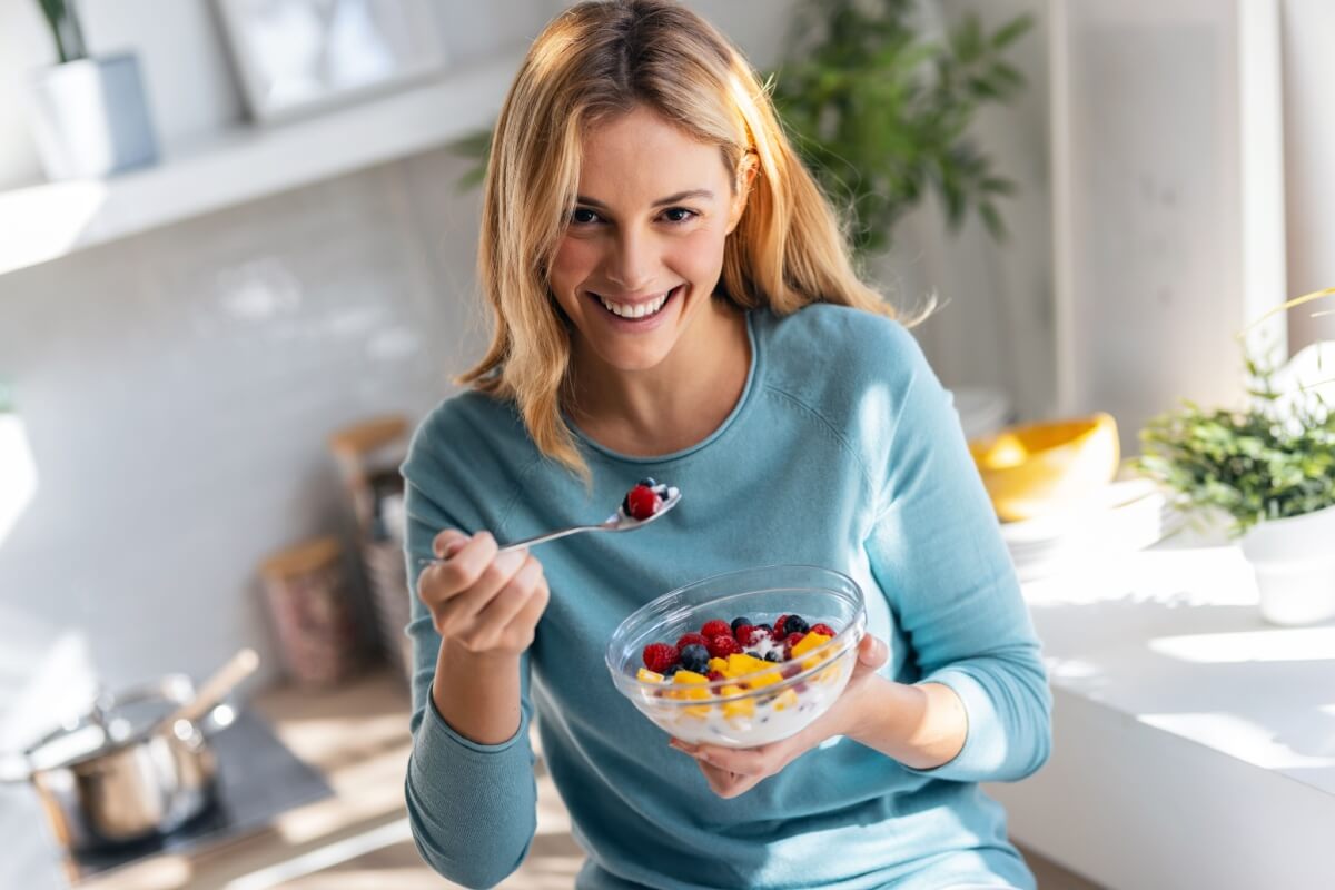 Substituir doces e sobremesas por frutas contribui para reduzir o consumo de açúcar e aumentar a ingestão de vitaminas e fibras (Imagem: Josep Suria | Shutterstock)