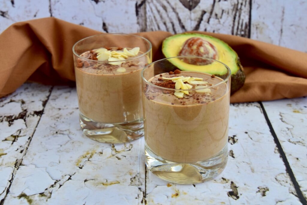 Vitamina proteica de abacate e cacau (Imagem: Amallia Eka | Shutterstock) 