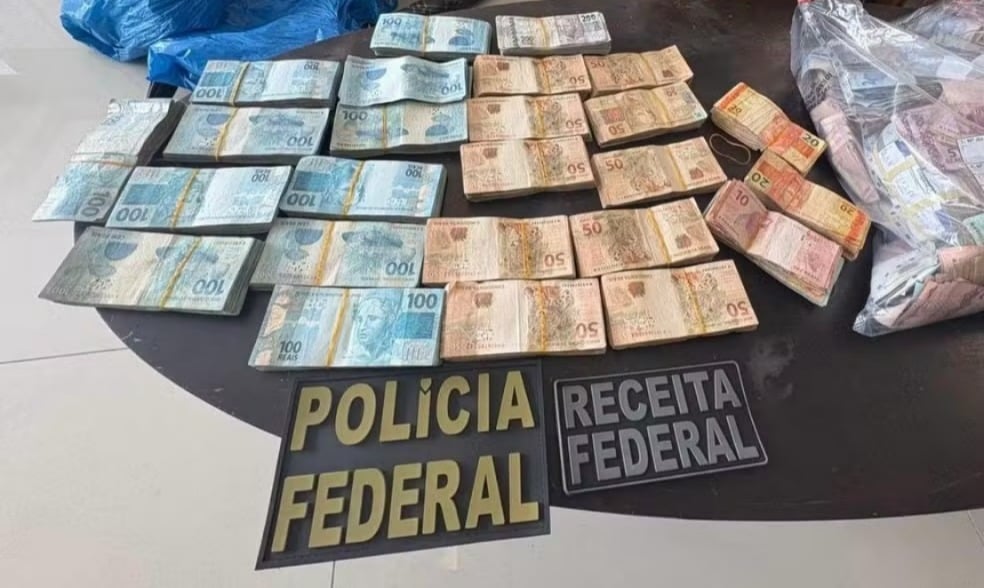 Foram cumpridos 12 mandados de busca e apreensão, resultando na apreensão de bens avaliados em R$ 26 milhões. 