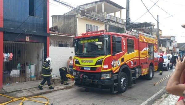 Incêndio atinge casa no bairro da Cremação, em Belém