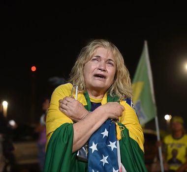 Imagem - Apoiadora chora durante manifestação próxima à casa de Bolsonaro