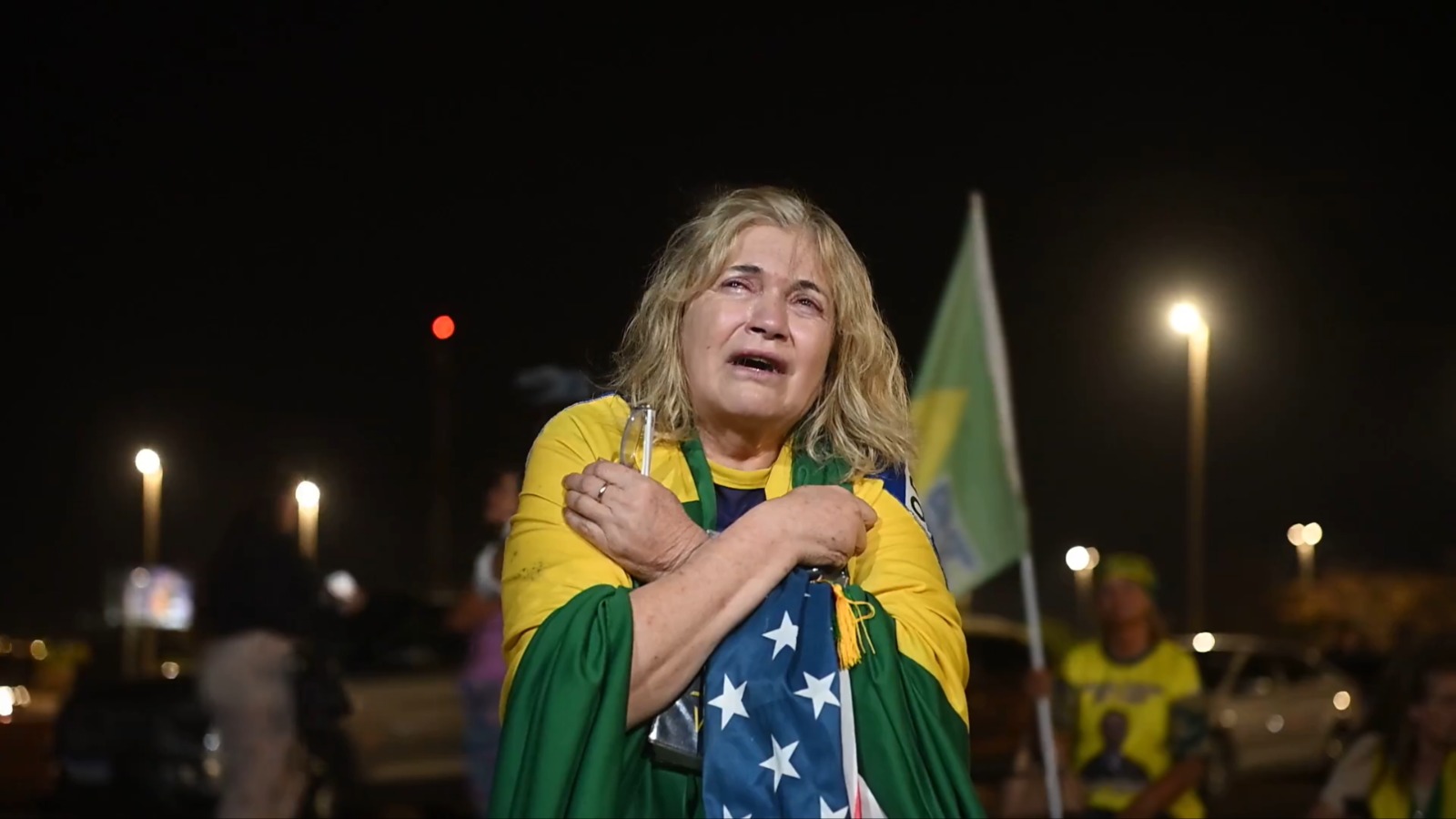 Imagem - Apoiadora chora durante manifestação próxima à casa de Bolsonaro