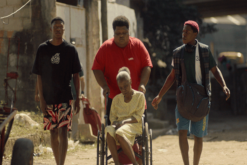 &#8220;Kasa Branca&#8221; acompanha a jornada de Dé e de seus amigos, Adrianim e Martins, enquanto cuidam da avó do protagonista (Imagem: Reprodução digital | VITRINE FILMES)