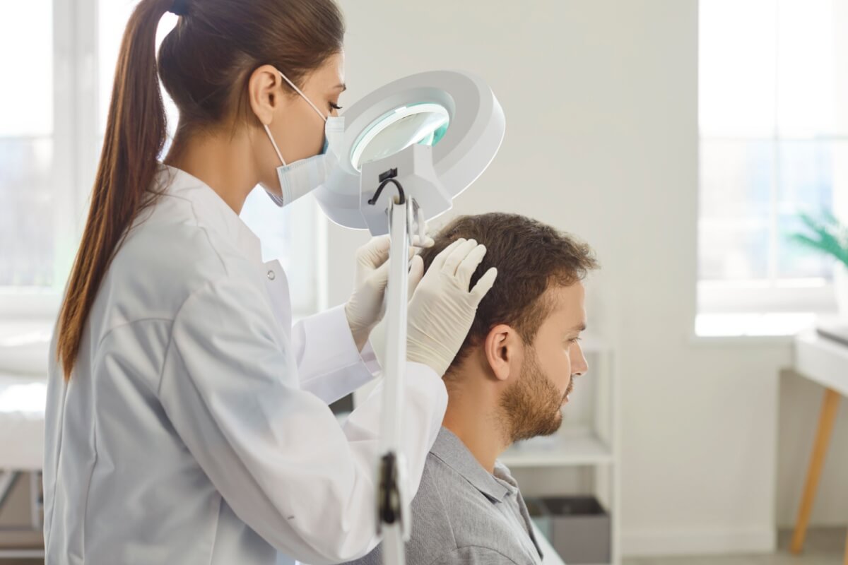 A alopecia areata causa falhas arredondadas no cabelo (Imagem: Studio Romantic | Shutterstock)