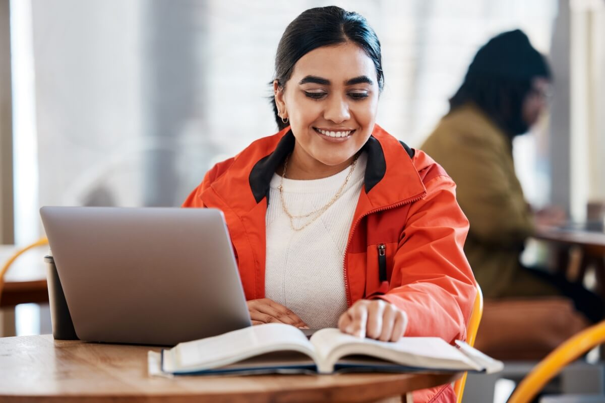 A regência é dividida em verbal e nominal (Imagem: PeopleImages | Shutterstock)