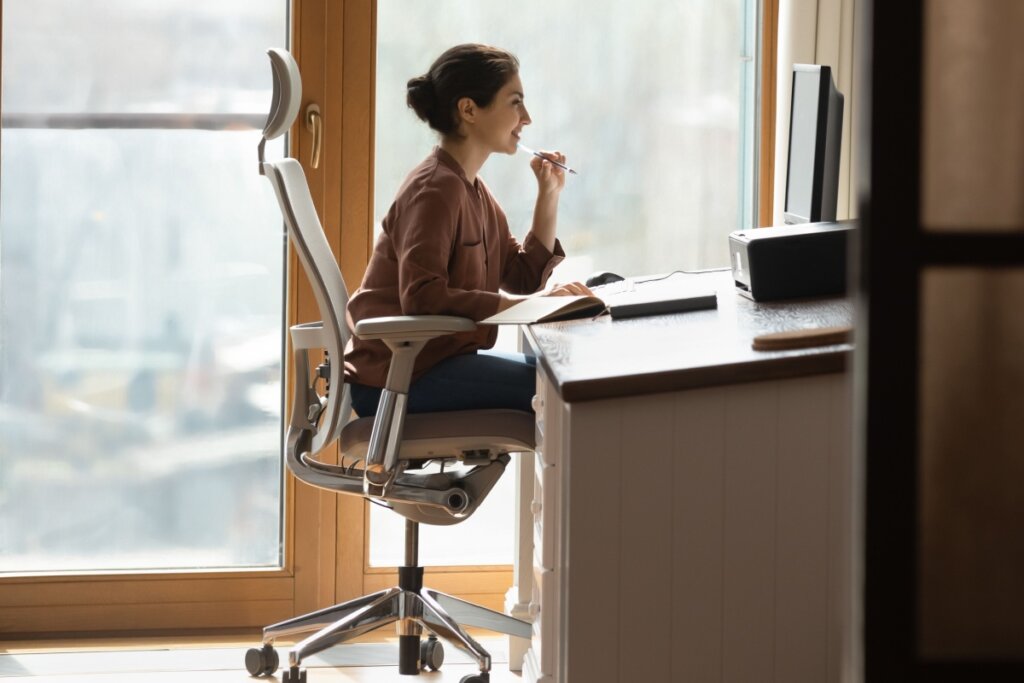 Medidas simples podem ajudar a prevenir a trombose em quem trabalha sentado (Imagem: fizkes | Shutterstock)