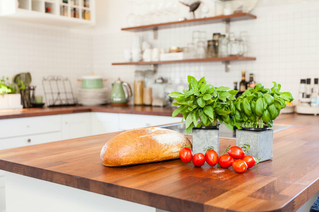 O consumo do manjericão pode ajudar a reduzir o estresse e a melhorar o humor (Imagem: Anna Andersson Fotografi | Shutterstock)