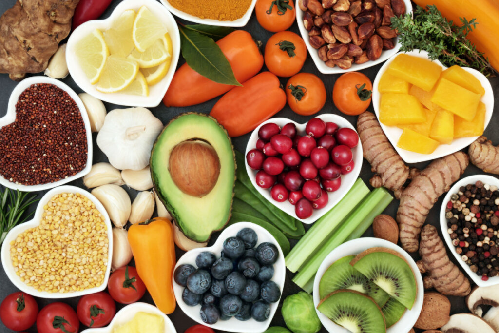 Os alimentos antioxidantes combatem os radicais livres e reduzem inflamações (Imagem: Marilyn Barbone | Shutterstock)