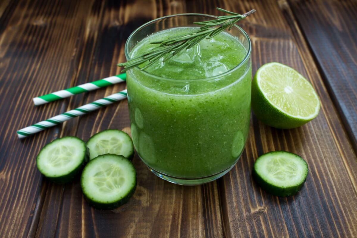 Suco detox de pepino com limão e alecrim (Imagem: Liudmyla Yaremenko | Shutterstock)