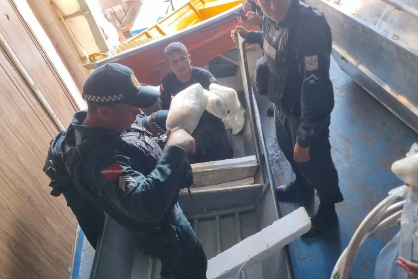 Foram encontrados 18 tabletes de drogas escondidos sob os bancos da embarcação menor.