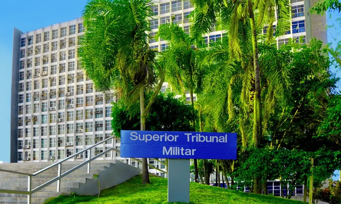 Superior Tribunal Militar vai julgar perda de patente de Bolsonaro e militares condenados.