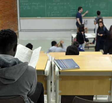 Imagem - MEC oferta quase 8 mil vagas de pós-graduação gratuita para professores; veja editais