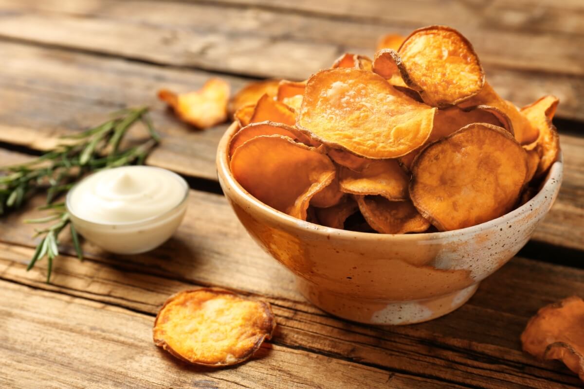 Chips de batata-doce com alecrim (Imagem: New Africa | Shutterstock)