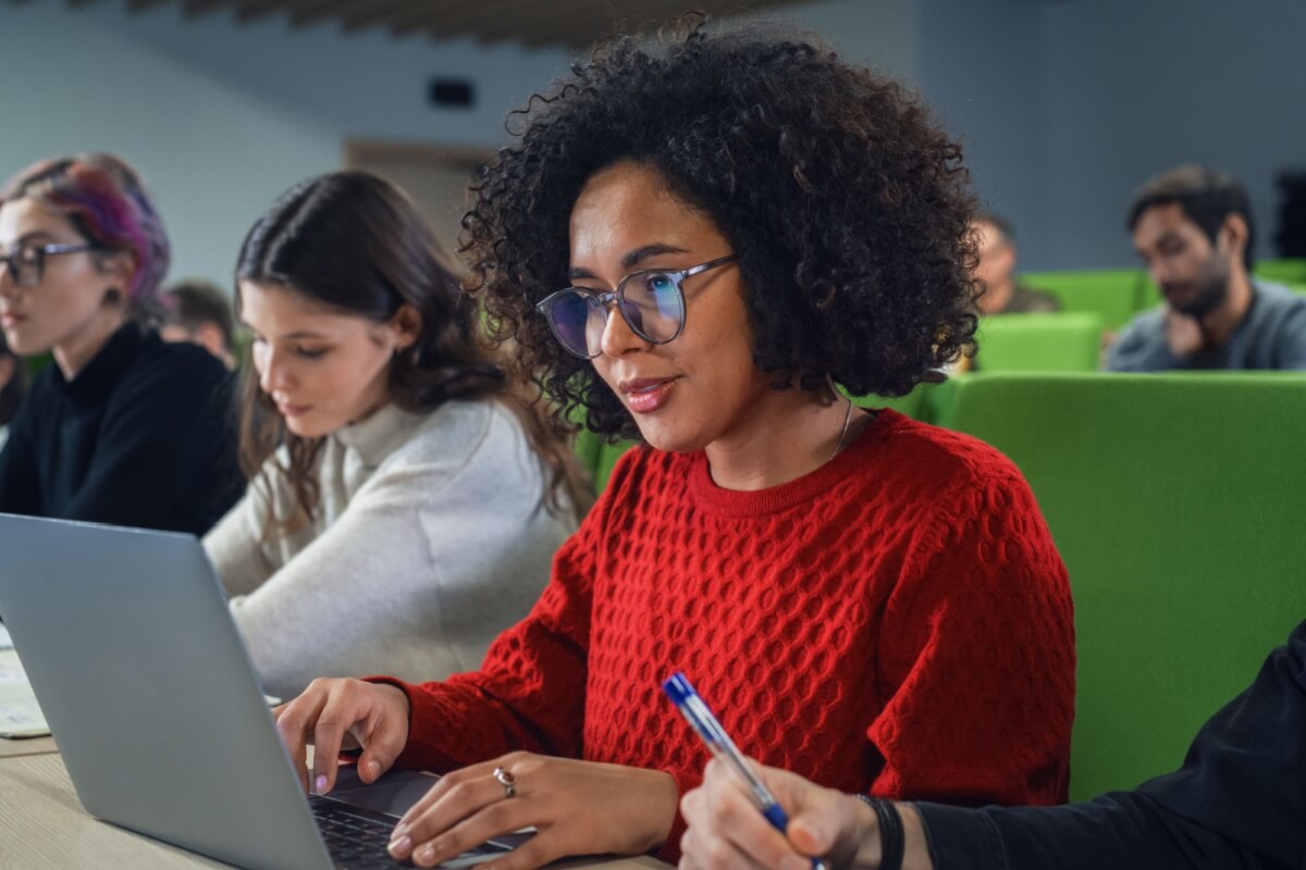 Dominar a prova de Ciências Sociais é fundamental para garantir uma boa nota na Fuvest (Imagem: Gorodenkoff | Shutterstock)