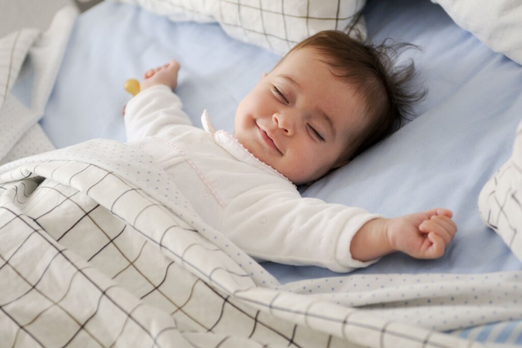 Dormir fora da cama dos pais diminui os despertares frequentes (Imagem: javi_indy | Shutterstock) 