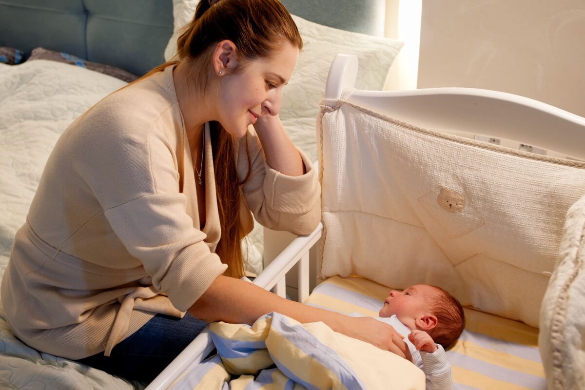 Dormir no próprio espaço garante um sono reparador e seguro para o bebê (Imagem: kryzhov | Shutterstock)