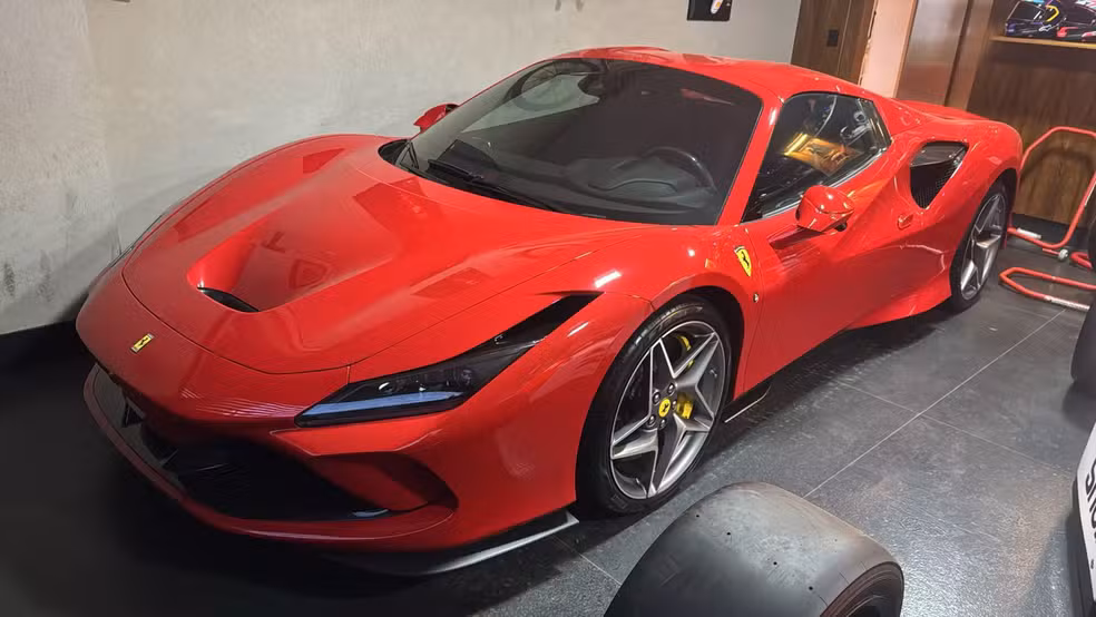 Imagem - Ferrari, relógios e dinheiro são apreendidos pela PF durante prisão do 'Careca do INSS'