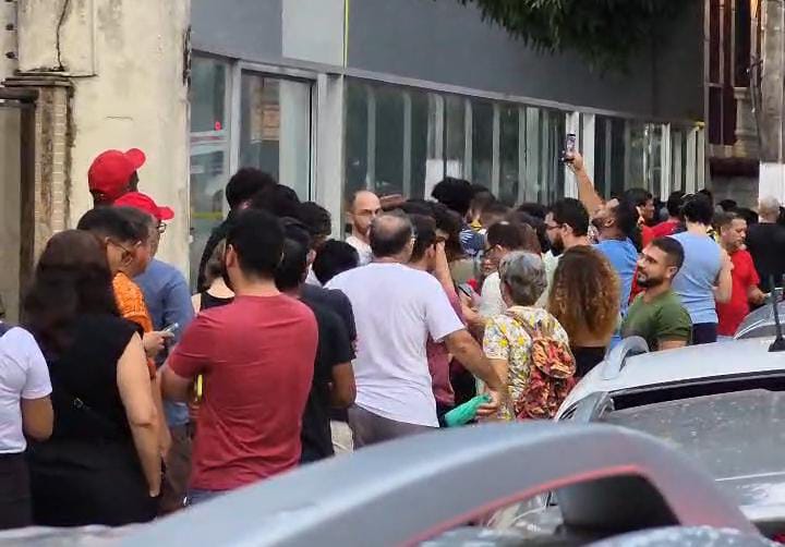 Fila para entrar no estabelecimento -