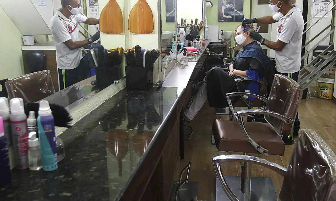 Imagem - Setor de serviços cresce 0,3% em julho, mostra IBGE