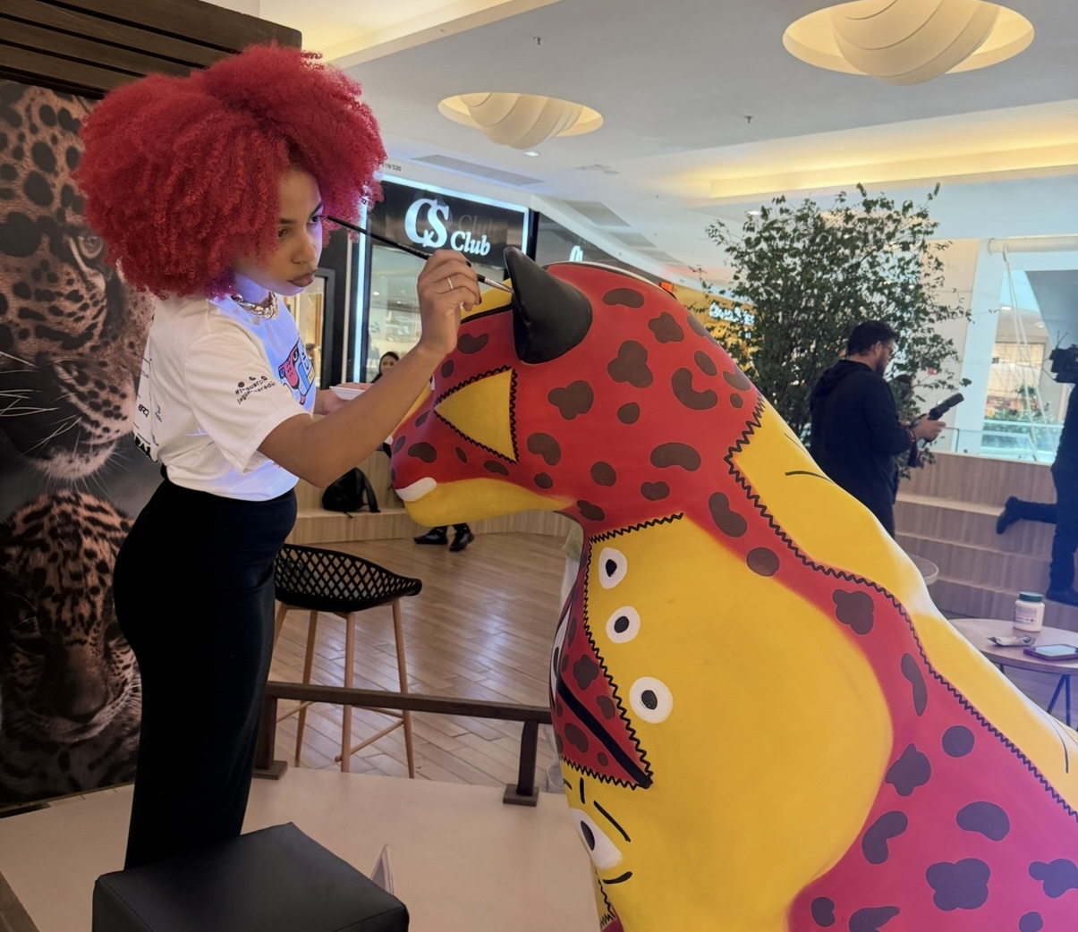 A artista plástica, Mira, e sua obra, a onça pintada “Iauaretê”, na Expô Jaguar Parade Belém, lançada nessa quinta-feira, no restô Pobre Juan. 