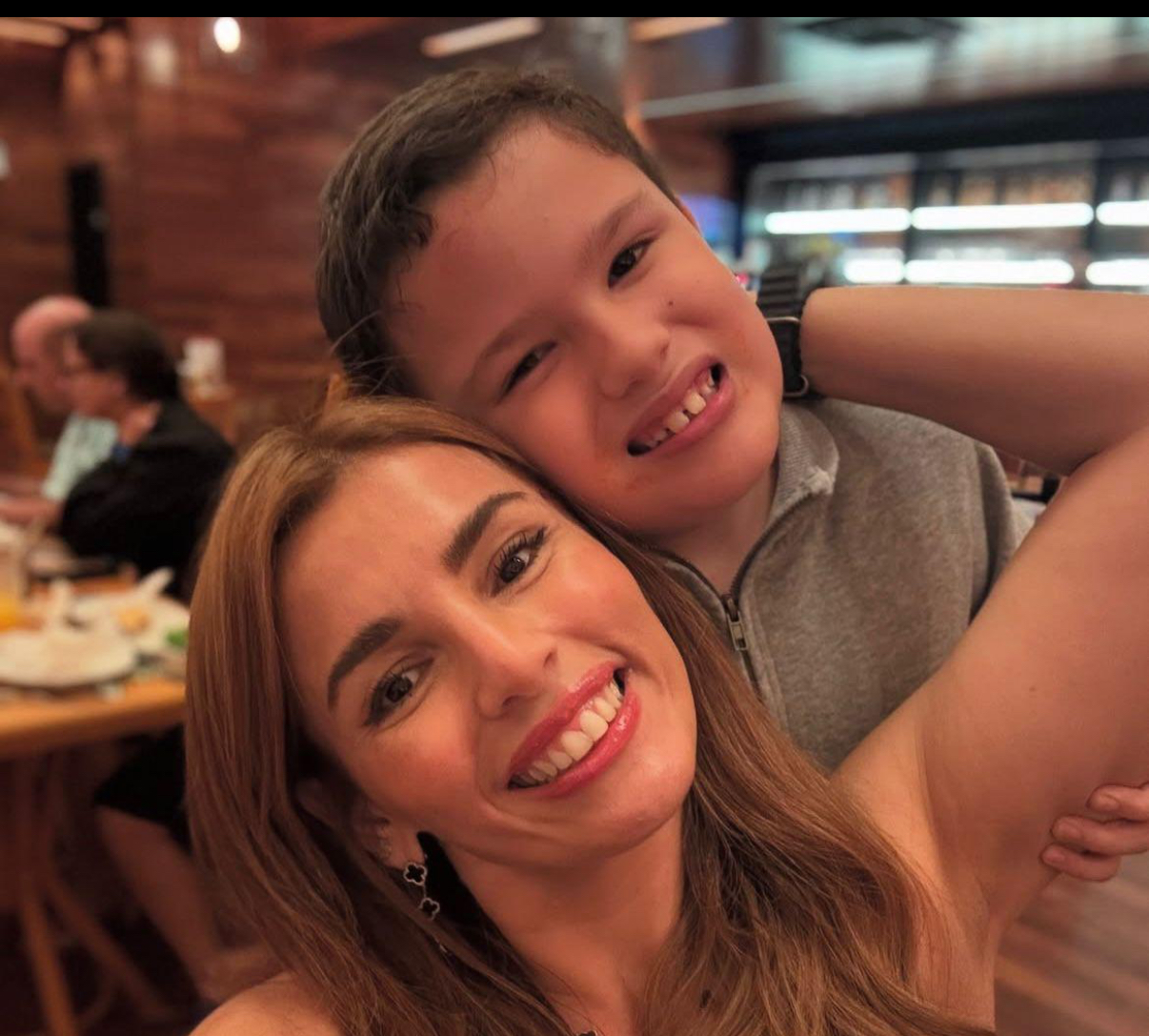A designer e cenógrafa Débora Goldenberg, num chamego com o caçula, José Antônio, o seu ‘casca de bala’, como ela o chama, e que acaba de completar 10 anos.