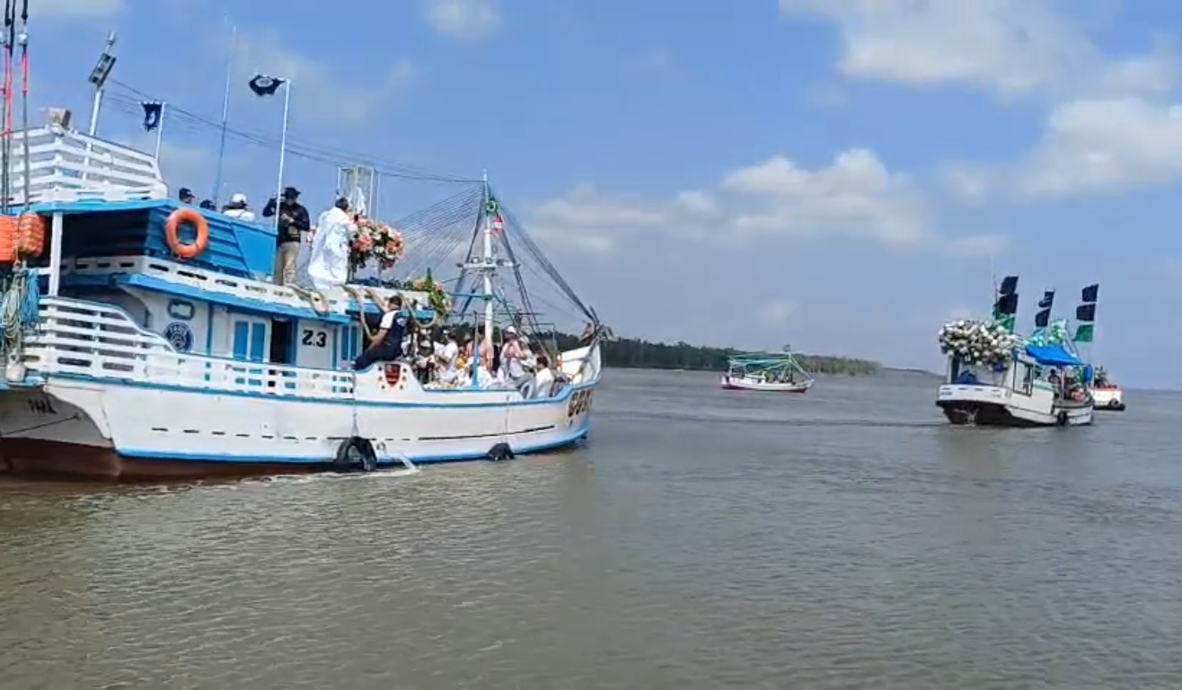 A procissão fluvial reúne milhares de fiéis em barcos e embarcações enfeitadas.