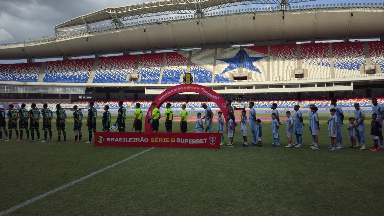 Equipes em campo para a partida