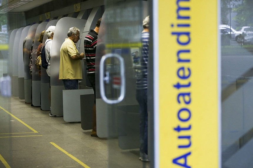 Senado analisa portabilidade de salário e novo crédito com juros menores.