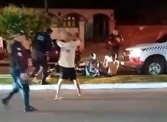 Um grupo de jovens foram detidos após serem flagrados empinando motos em Santo Antônio do Tauá.