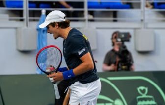 João Fonseca vence Tsitsipas e garante Brasil na fase qualificatória da Copa Davis 2026