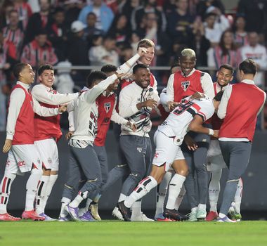 Imagem - São Paulo vence o Botafogo no MorumBis e encosta no G-6