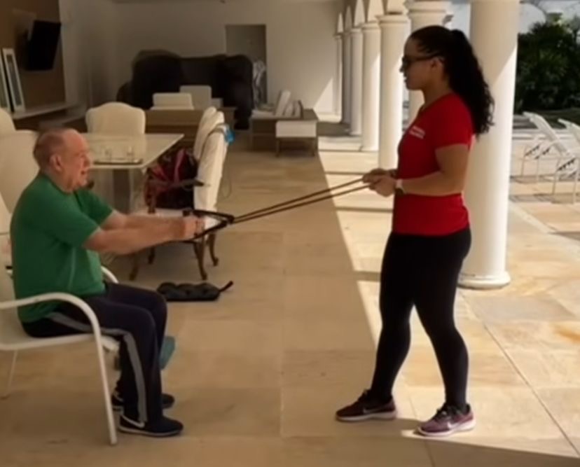 A filha do humorista, Lívian Aragão, se pronunciou nas redes sociais para desmentir as notícias falsas

