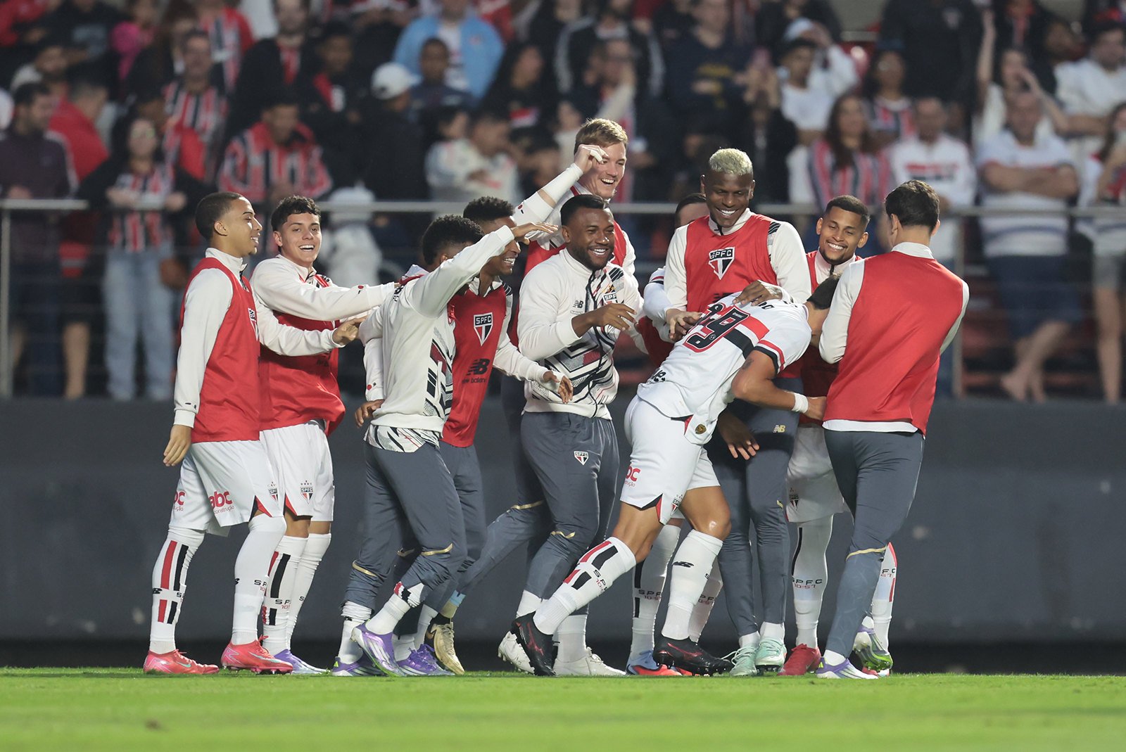 Com o resultado, o São Paulo chegou a 35 pontos, igualando a pontuação do Botafogo