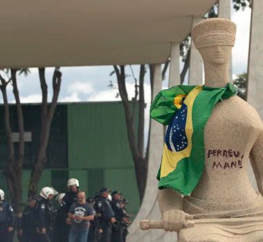 Imagem - 8/1: Moraes mantém prisão domiciliar de mulher que pichou estátua