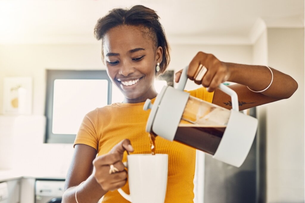 Bebidas com cafeína, como café, estimulam o sistema nervoso e podem ajudar a aumentar a energia (Imagem: PeopleImages.com &#8211; Yuri A | Shutterstock) 