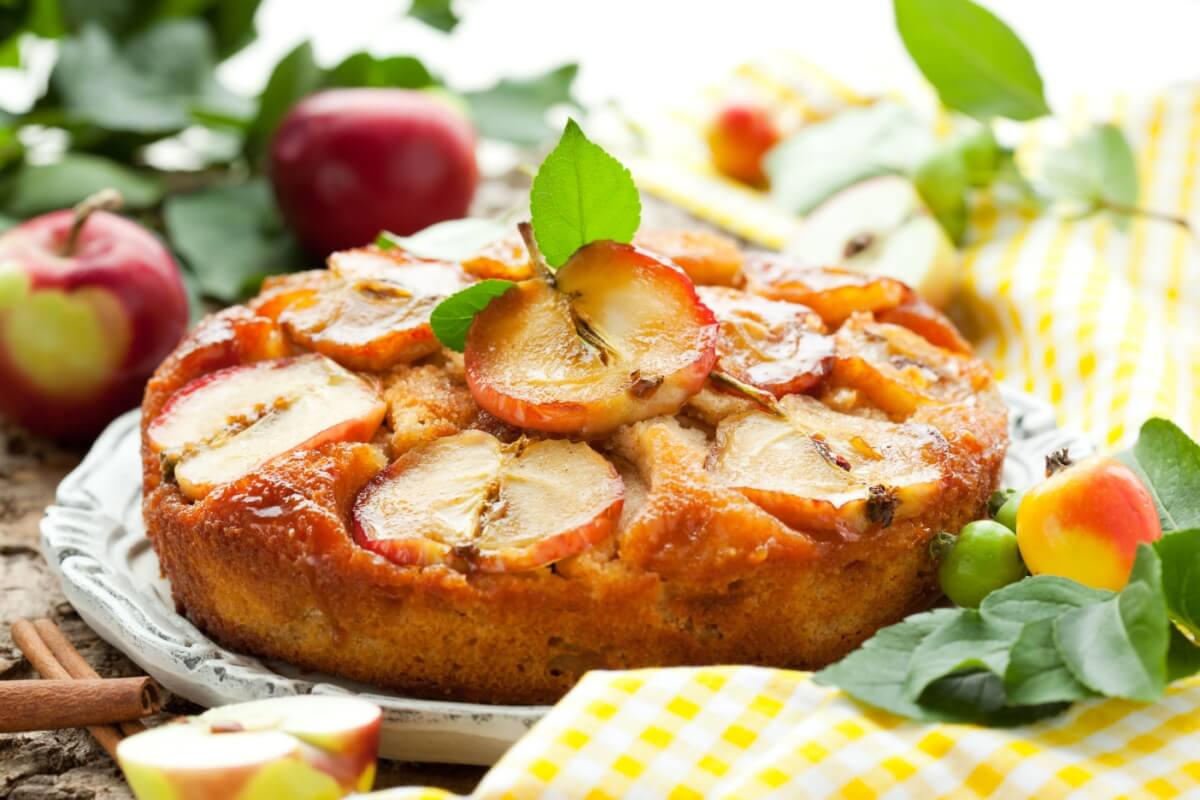 Bolo de maçã invertido (Imagem: Kolpakova Svetlana | Shutterstock) 