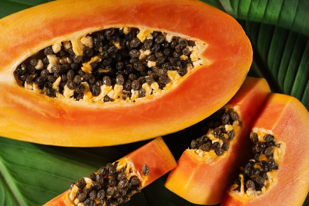 É importante evitar o consumo excessivo da semente do mamão (Imagem: Inna Dodor | Shutterstock) 
