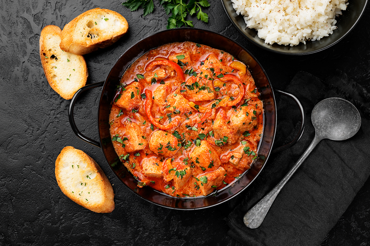 Peixe assado com molho de tomate (Imagem: Nelea Reazanteva | Adobe Stock)