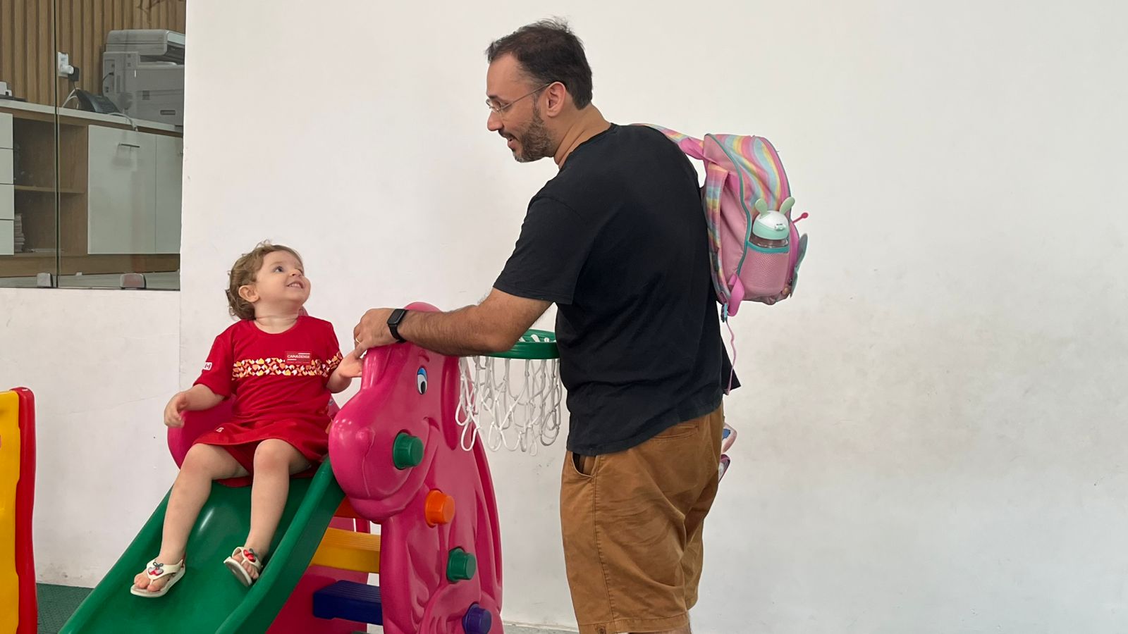 Família e escola lado a lado: como a participação dos pais fortalece a confiança das crianças.