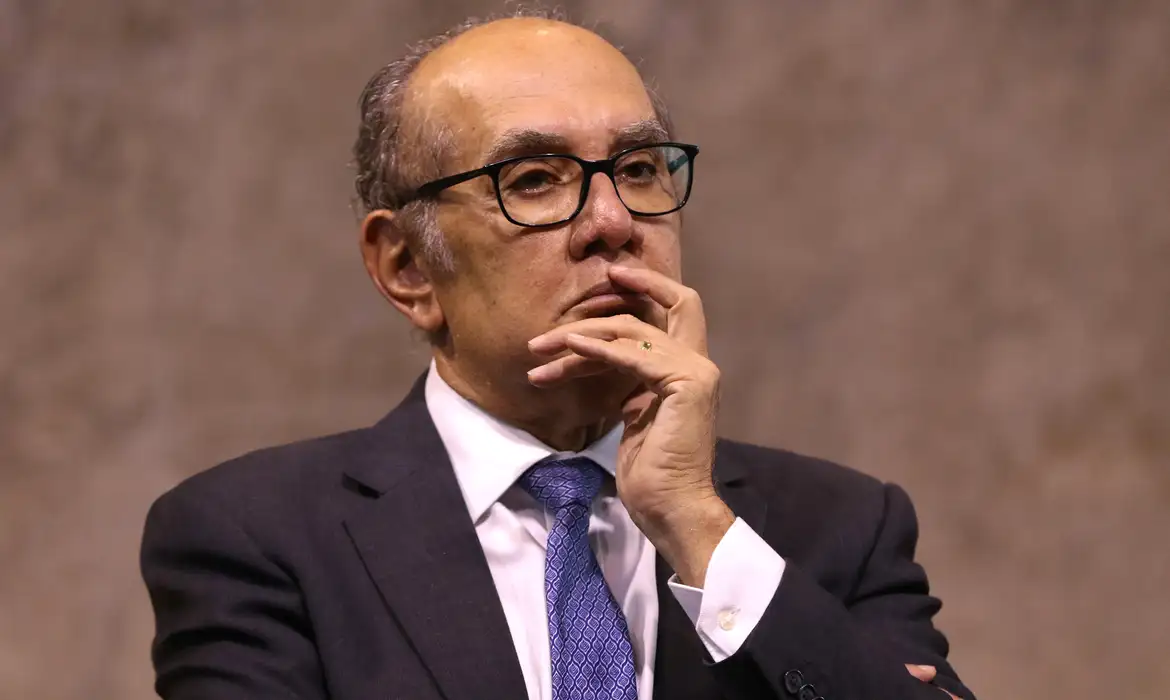 Gilmar Mendes chama de 'incoerência' voto de Fux que absolveu Bolsonaro em julgamento do golpe.